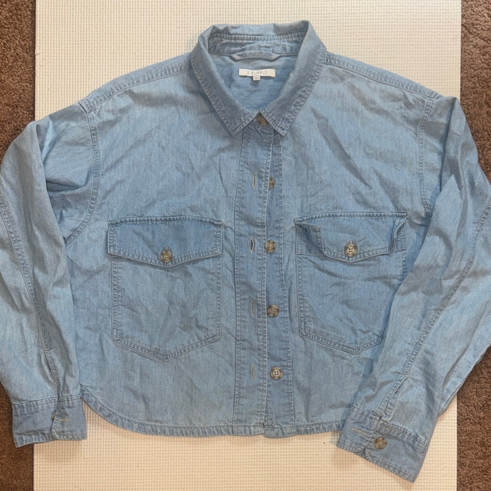 Z Supply Light wash chambray utility shirt features a relaxed, cropped